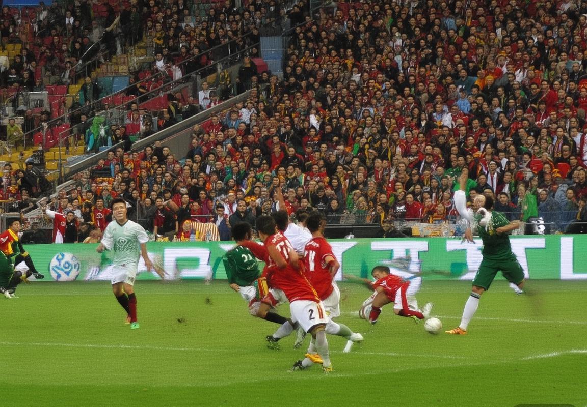 2013年恒大与鲁能巅峰之战：足球史诗对决回顾(图2)